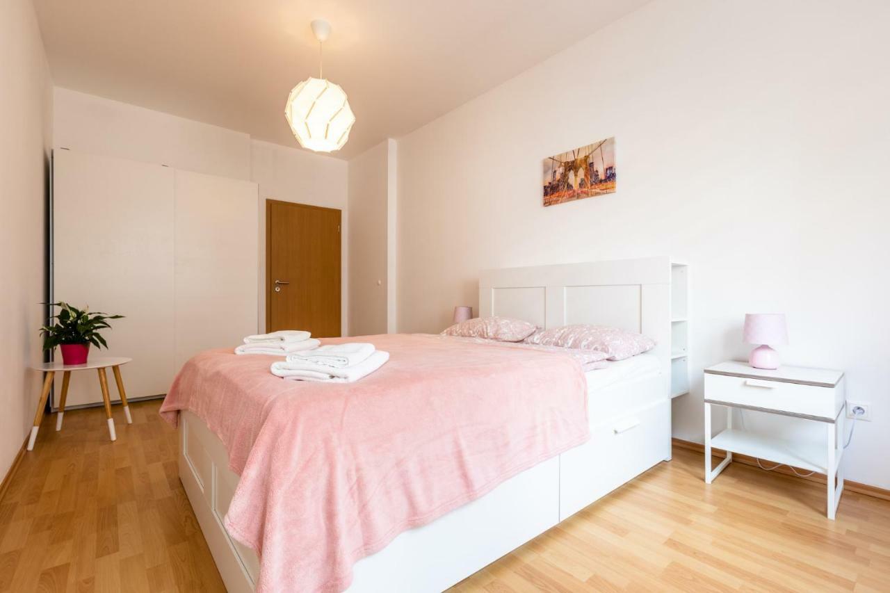 Spacious Apartment In The Old Town Of براتسيلافا المظهر الخارجي الصورة
