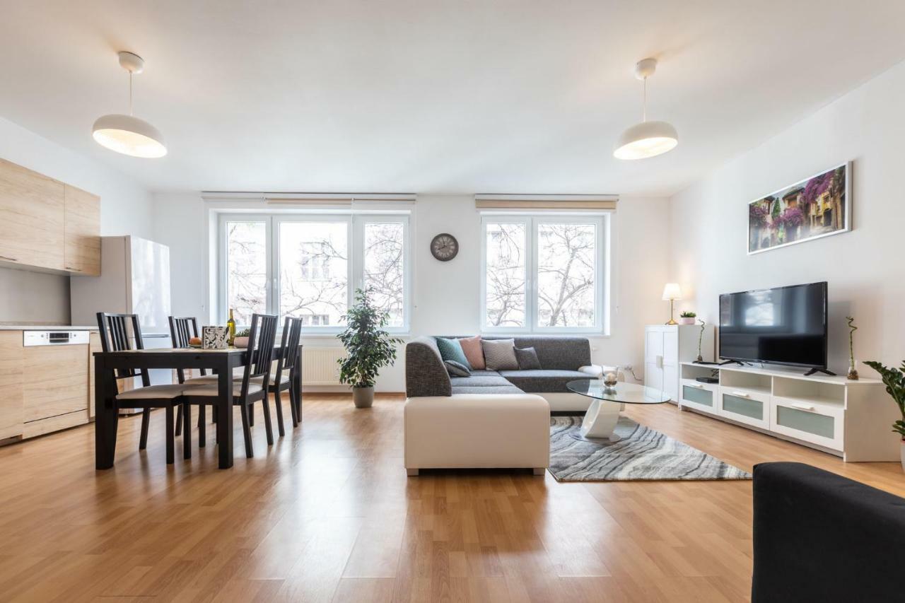 Spacious Apartment In The Old Town Of براتسيلافا المظهر الخارجي الصورة