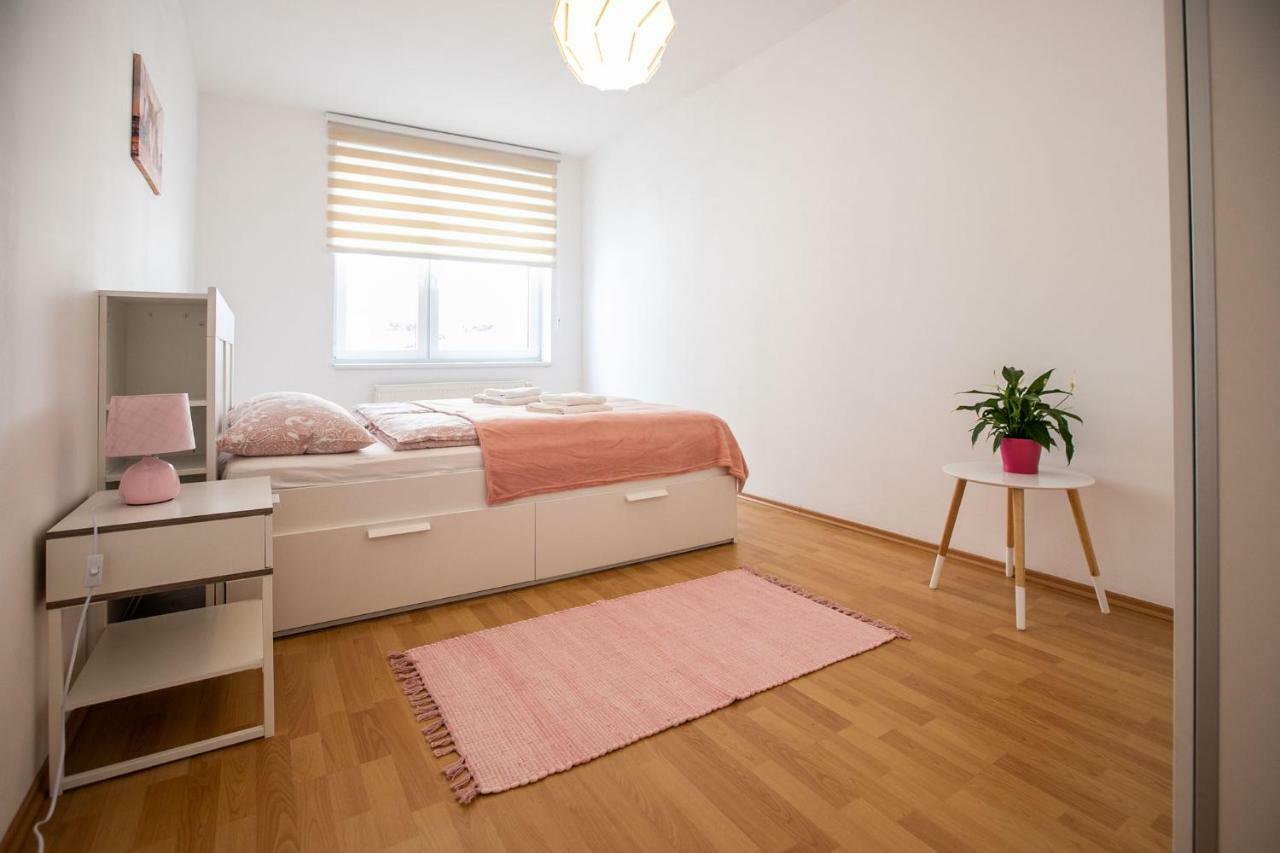 Spacious Apartment In The Old Town Of براتسيلافا المظهر الخارجي الصورة