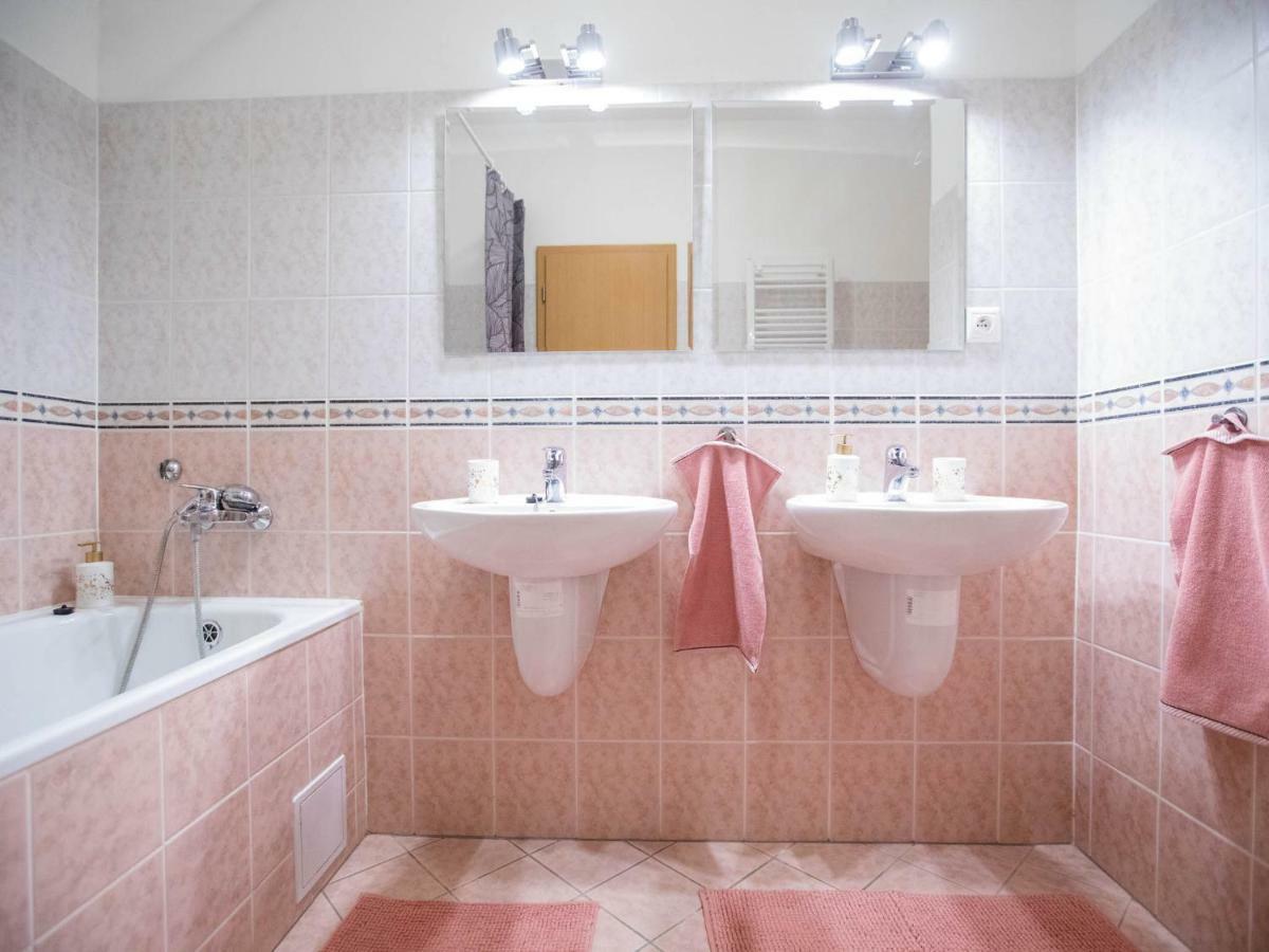 Spacious Apartment In The Old Town Of براتسيلافا المظهر الخارجي الصورة